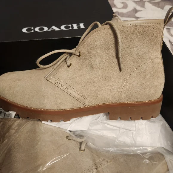 Coach Light Tan Suede Chukka Boots New In Box - Picture 2 of 3